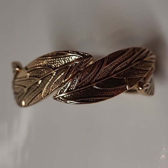 Gold tone bracelet leaf design - Picture 3 of 5